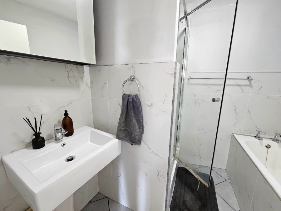 2 Bedroom Property for Sale in Vredehoek Western Cape